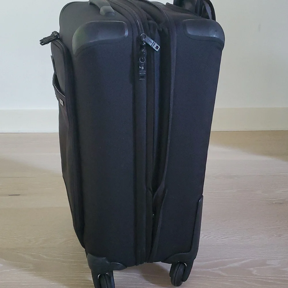 Tumi Continental Expandable 4-Wheel Carry-On Spinner Cabin Luggage